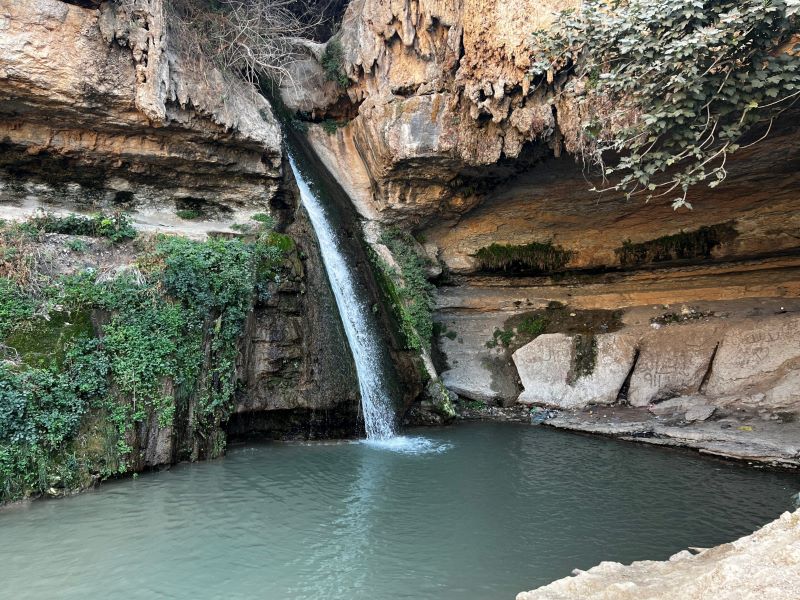 ciaobici 4 Kleiner Wasserfall neben der Strecke scaled