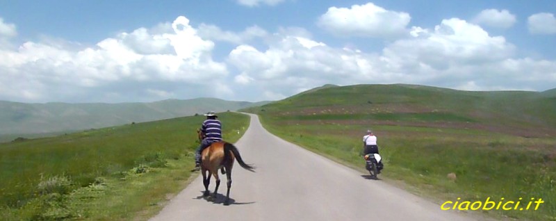 Armenia bici con cavallo