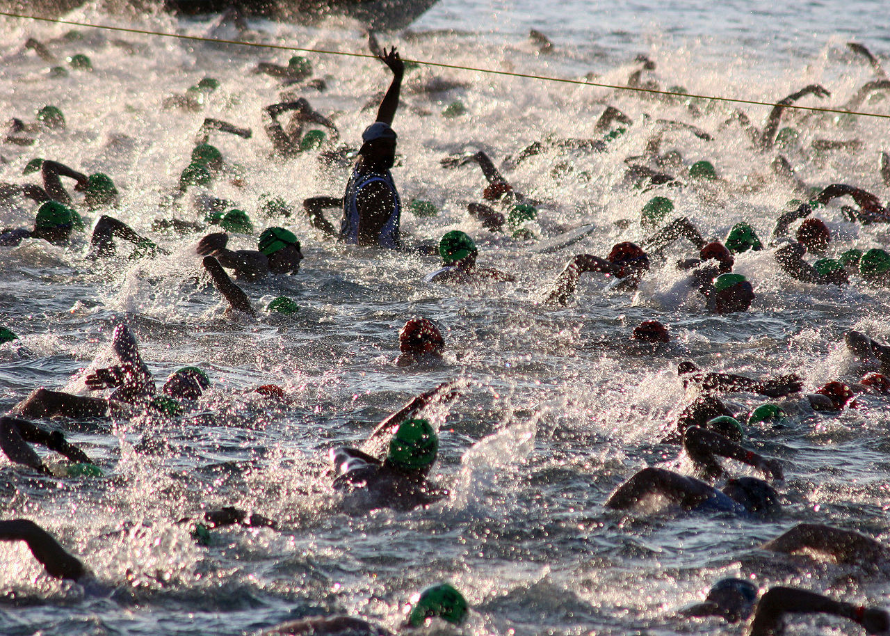 ciaobici 1280px US Navy 051015 N 9419C 004 Almost 2000 triathletes begin the 2.4 mile swim at the Ironman World Championship triathlon held in Kailua Kona Hawaii