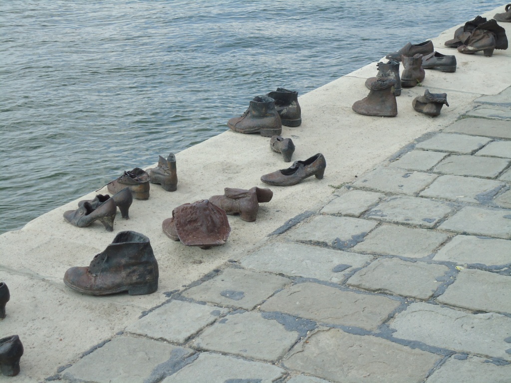 ciaobici Monumento lungo il Danubio a budapest