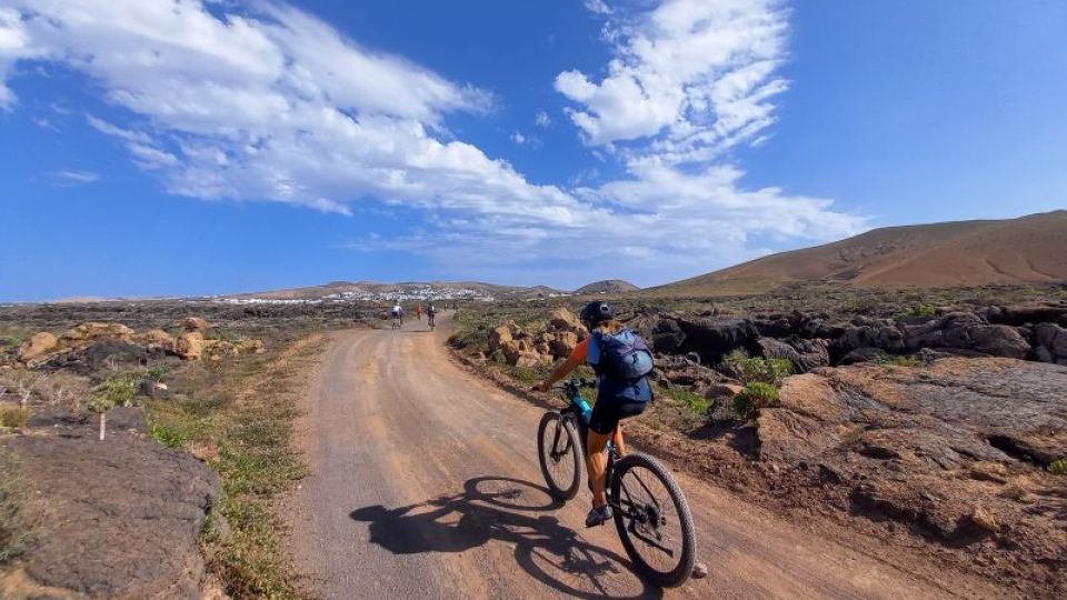 Cicloviaggio alle Canarie. Vulcani, oasi e paesaggio soddisfano la voglia di avventura