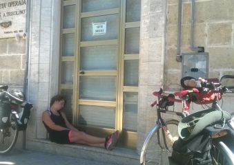 Dal Colosseo al Partenone in bicicletta, “ruderi sparsi come giocattoli usati dagli dei”. Massimo Berardi