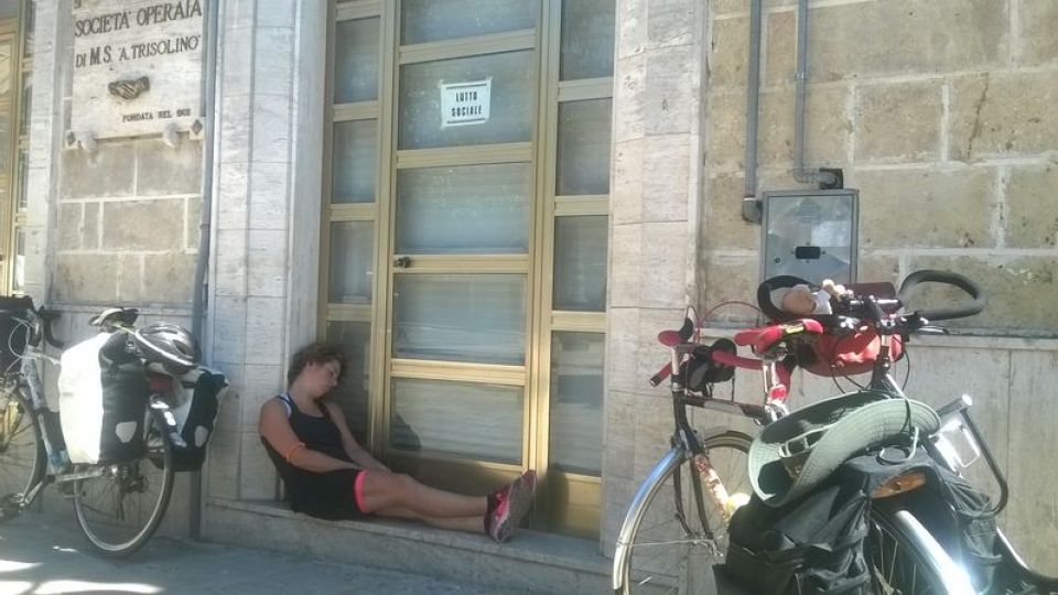 Dal Colosseo al Partenone in bicicletta, “ruderi sparsi come giocattoli usati dagli dei”. Massimo Berardi