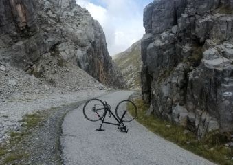 Uomo in salita di Niccolò Bulanti. E’ forse lo scrivere men duro di scalare montagne in bicicletta? 